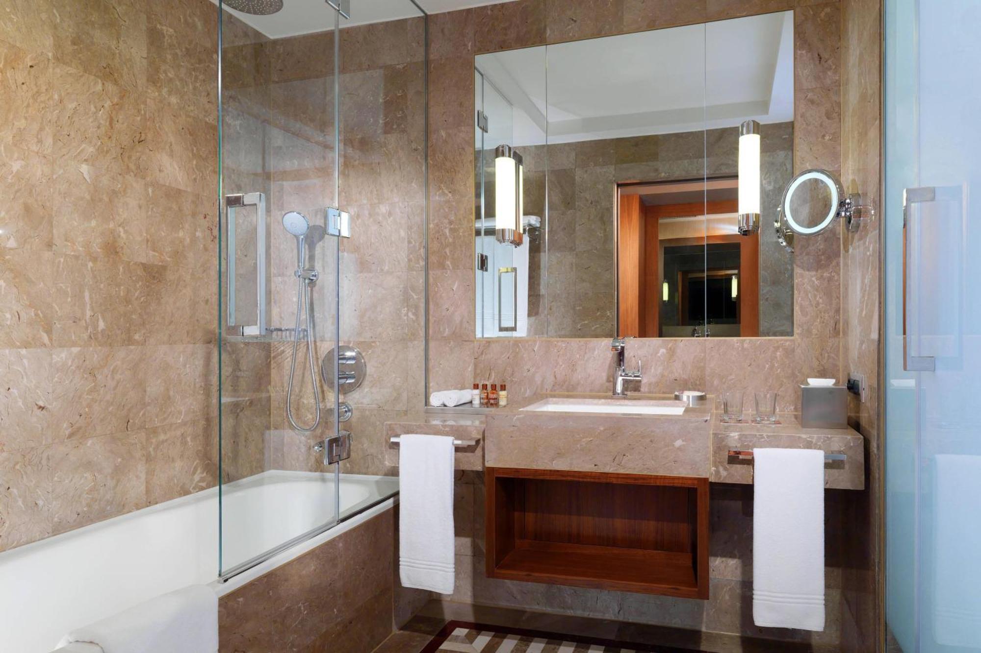 Sheraton Bursa Hotel Exterior photo A bathroom in a hotel
