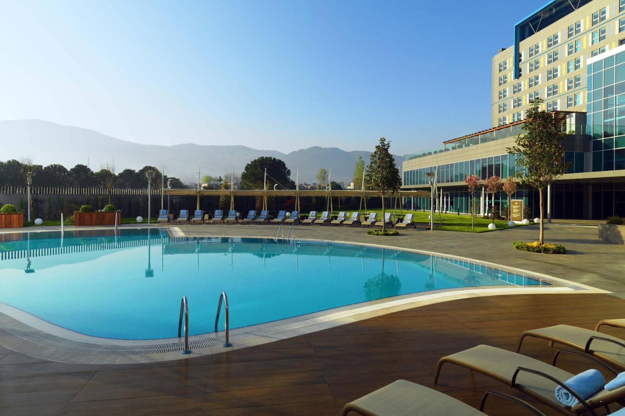 Sheraton Bursa Hotel Exterior photo The hotel's pool