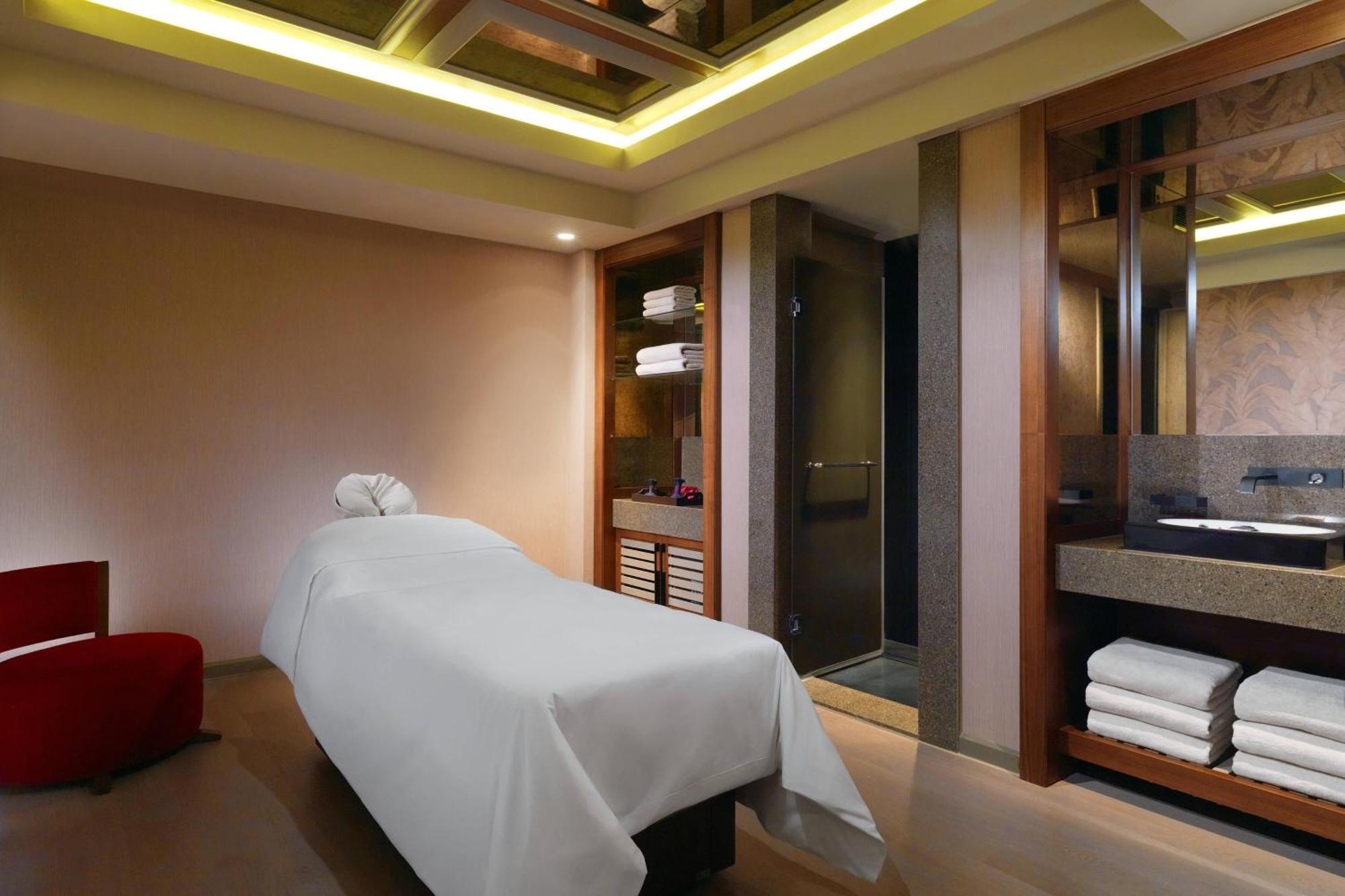 Sheraton Bursa Hotel Exterior photo A treatment room at the spa